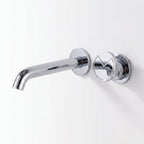 Robinet mural Auria Chrome vu de trois quarts sur fond blanc