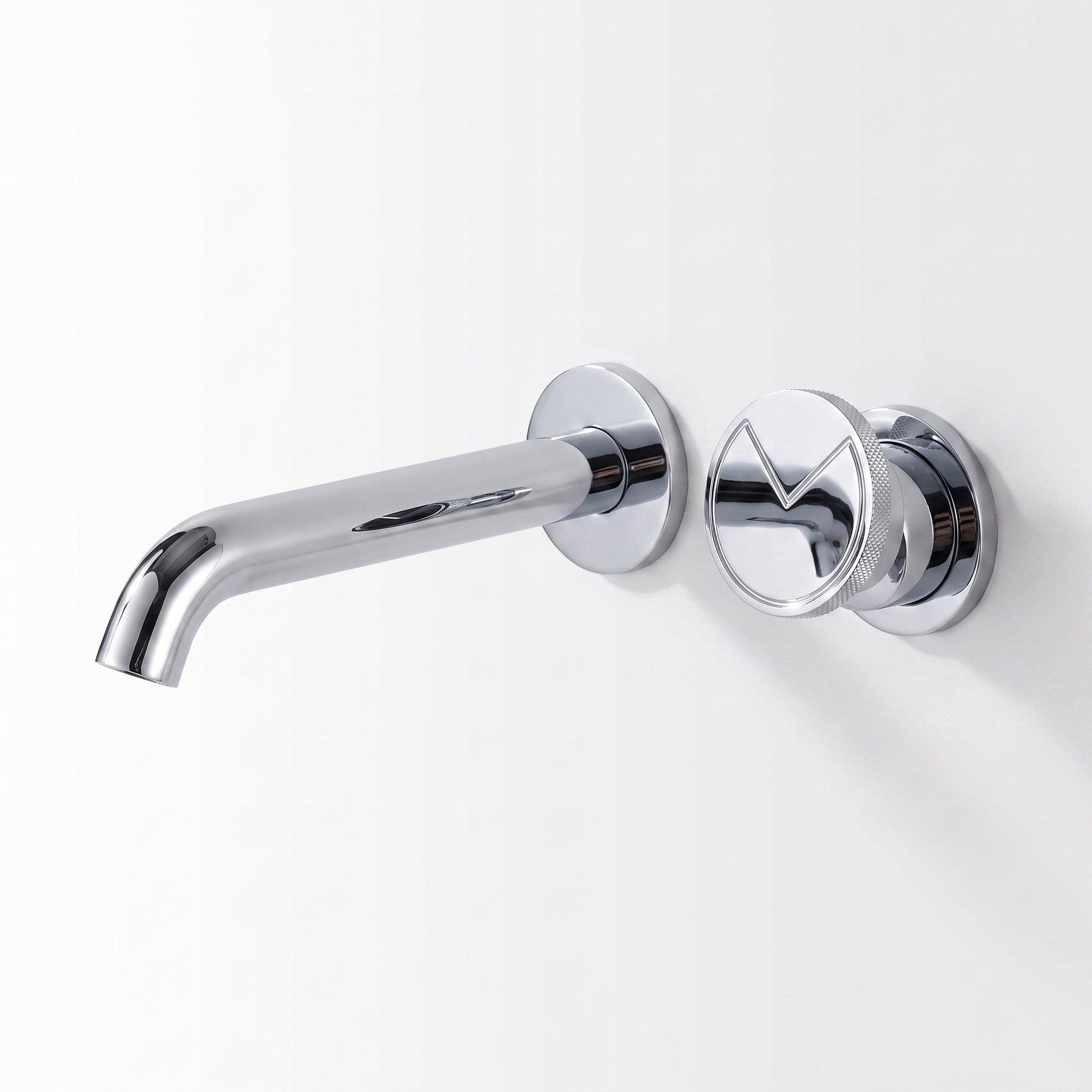 Robinet mural Auria Chrome vu de trois quarts sur fond blanc