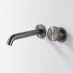 Robinet mural Auria Gun Metal vu de trois quarts sur fond blanc