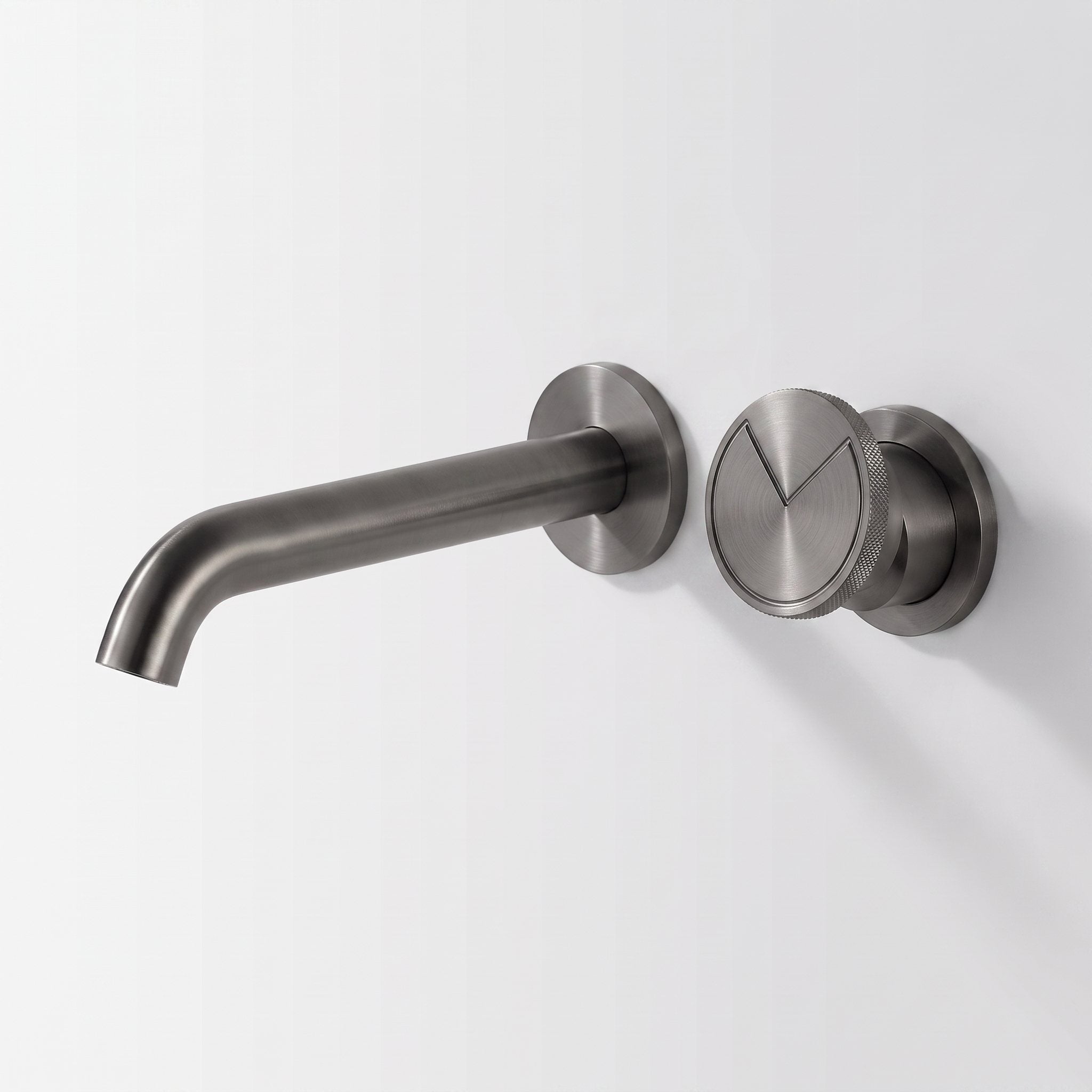 Robinet mural Auria Gun Metal vu de trois quarts sur fond blanc