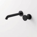 Robinet mural Auria Noir Mat vu de trois quarts sur fond blanc