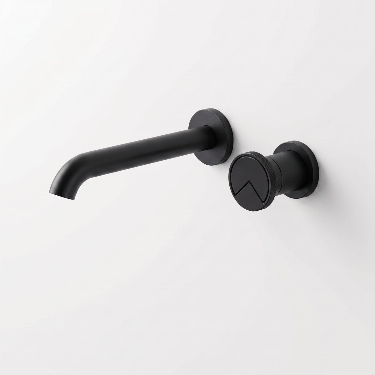 Robinet mural Auria Noir Mat vu de trois quarts sur fond blanc