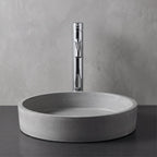 Robinet lavabo Dora Chrome Poli modèle haut vu de face derrière une vasque à poser