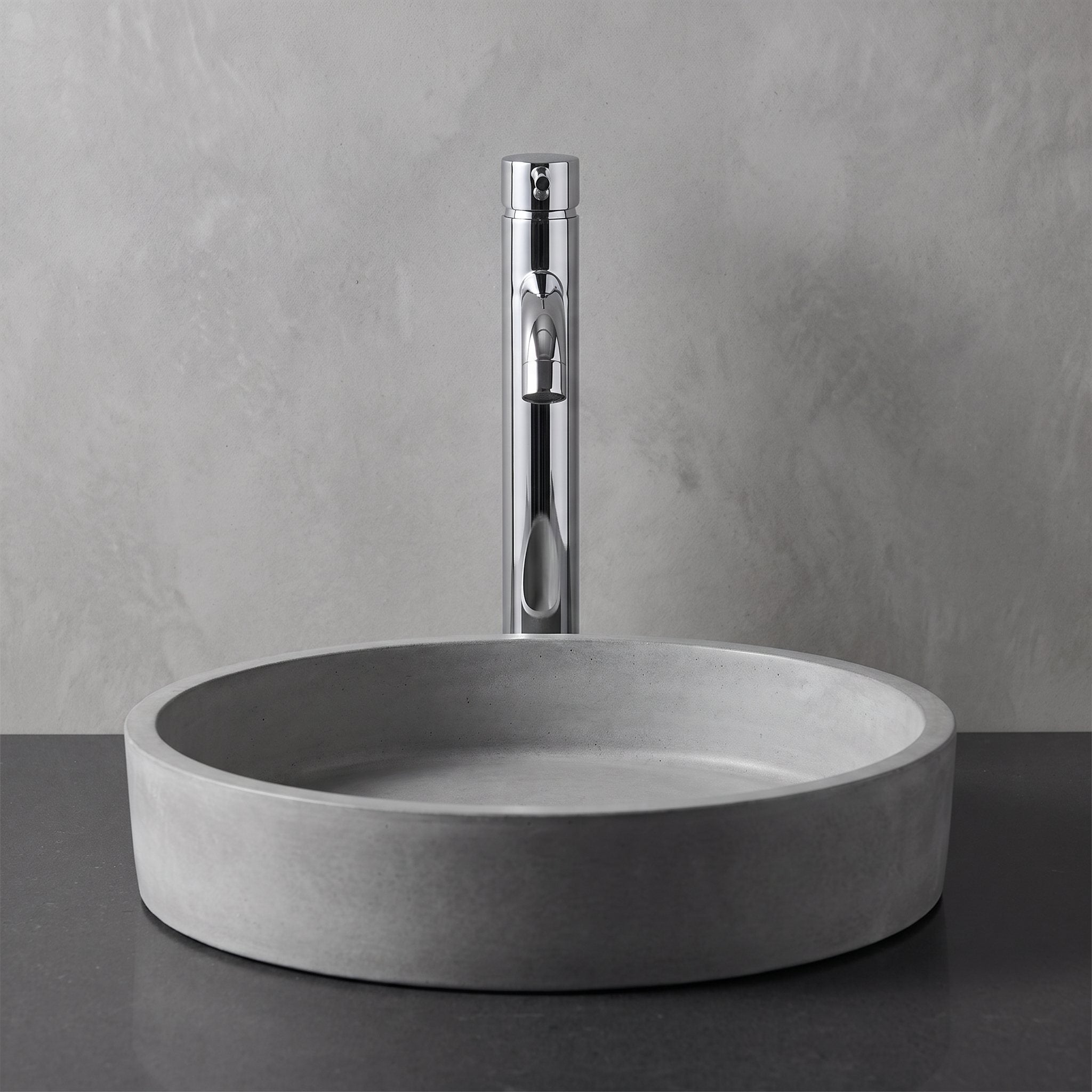 Robinet lavabo Dora Chrome Poli modèle haut vu de face derrière une vasque à poser