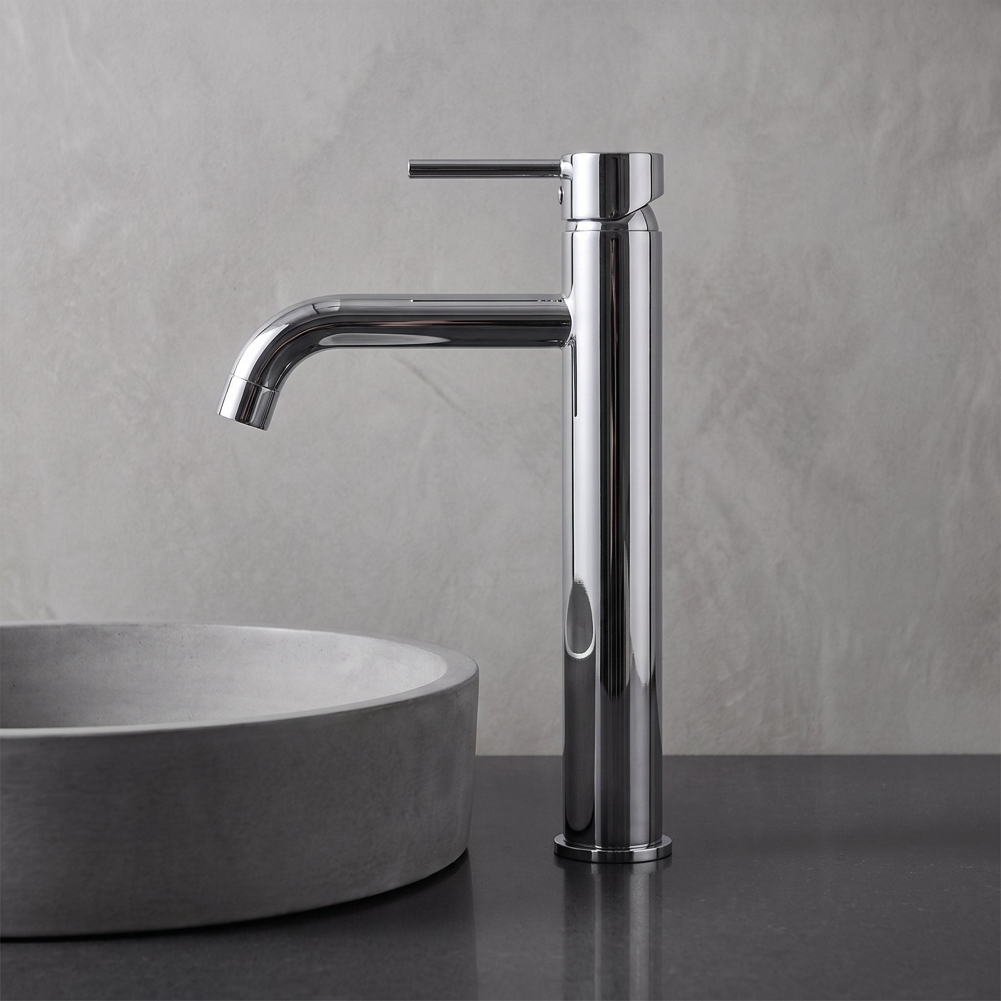 Robinet lavabo Dora Chrome Poli modèle haut vu de profil à côté d'une vasque à poser