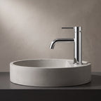 Robinet lavabo Dora Chrome Poli modèle standard vu de profil près d'une vasque à poser