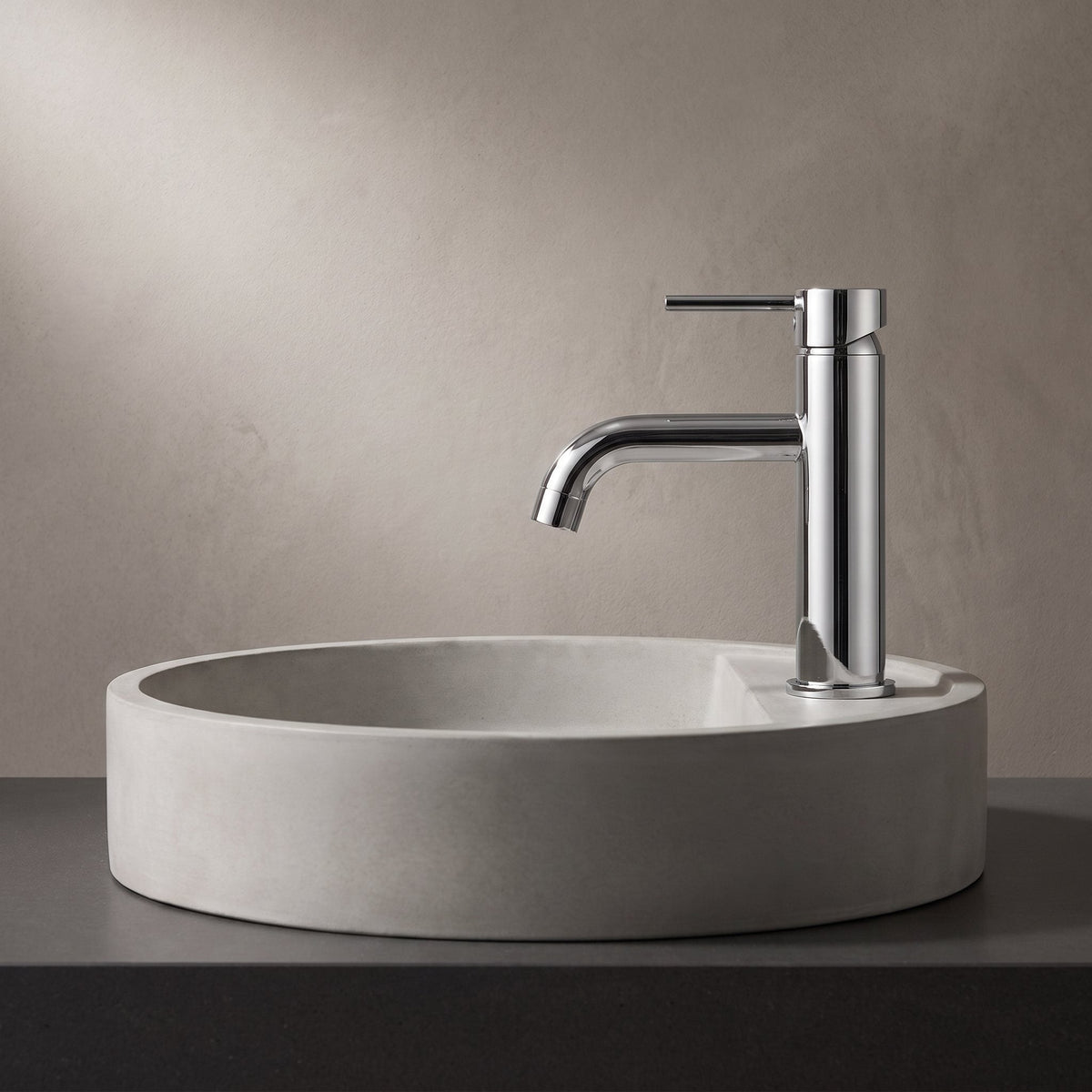 Robinet lavabo Dora Chrome Poli modèle standard vu de profil près d'une vasque à poser