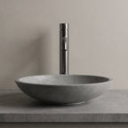 Robinet lavabo Dora Gun Metal modèle haut vu de face derrière une vasque à poser