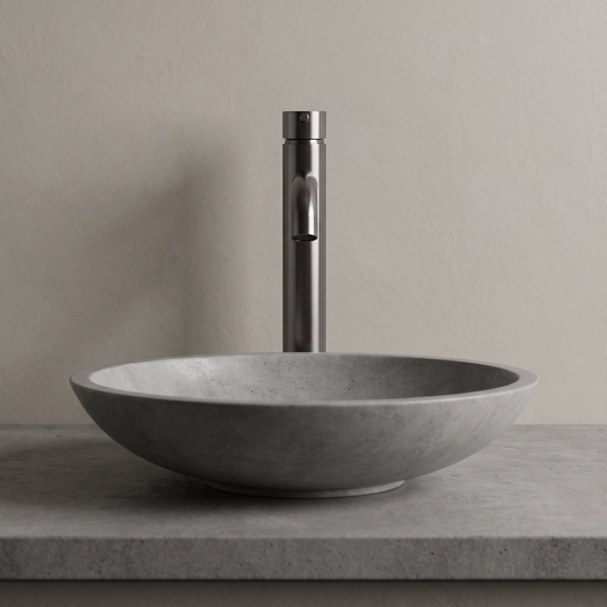 Robinet lavabo Dora Gun Metal modèle haut vu de face derrière une vasque à poser