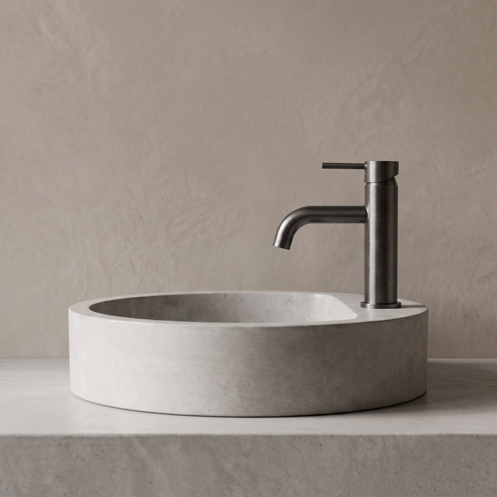 Robinet lavabo Dora Gun Metal modèle standard vu de profil près d'une vasque à poser