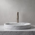 Robinet lavabo Dora Nickel Brossé modèle standard vu de face derrière une vasque à poser