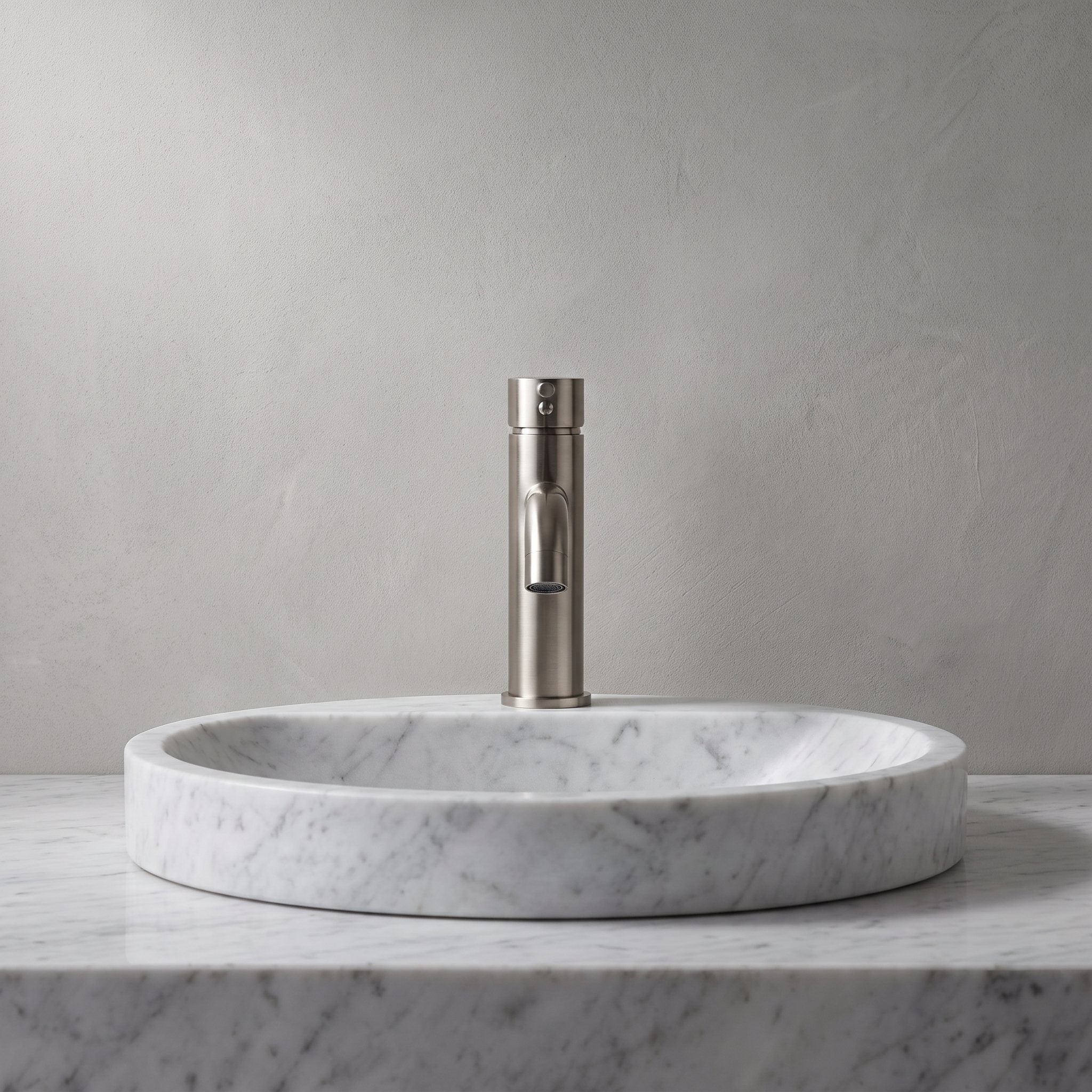Robinet lavabo Dora Nickel Brossé modèle standard vu de face derrière une vasque à poser