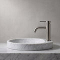 Robinet lavabo Dora Nickel Brossé modèle standard vu de profil près d'une vasque à poser