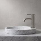 Robinet lavabo Dora Nickel Brossé modèle standard vu de profil près d'une vasque à poser