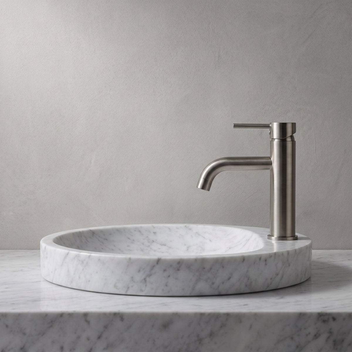 Robinet lavabo Dora Nickel Brossé modèle standard vu de profil près d'une vasque à poser