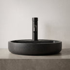 Robinet lavabo Dora Noir Mat modèle standard vu de face derrière une vasque à poser
