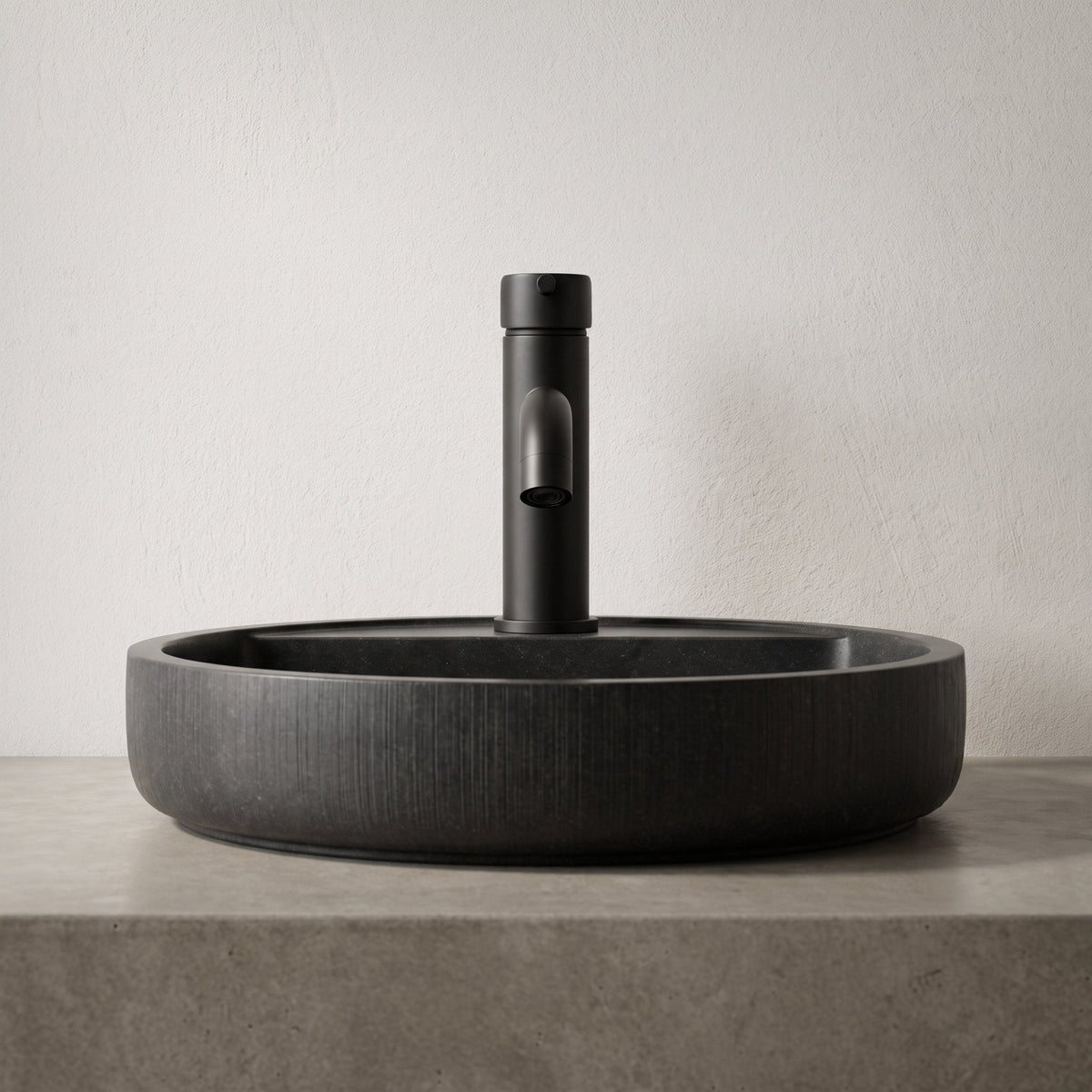Robinet lavabo Dora Noir Mat modèle standard vu de face derrière une vasque à poser