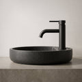 Robinet lavabo Dora Noir Mat modèle standard vu de profil près d'une vasque à poser