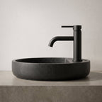 Robinet lavabo Dora Noir Mat modèle standard vu de profil près d'une vasque à poser