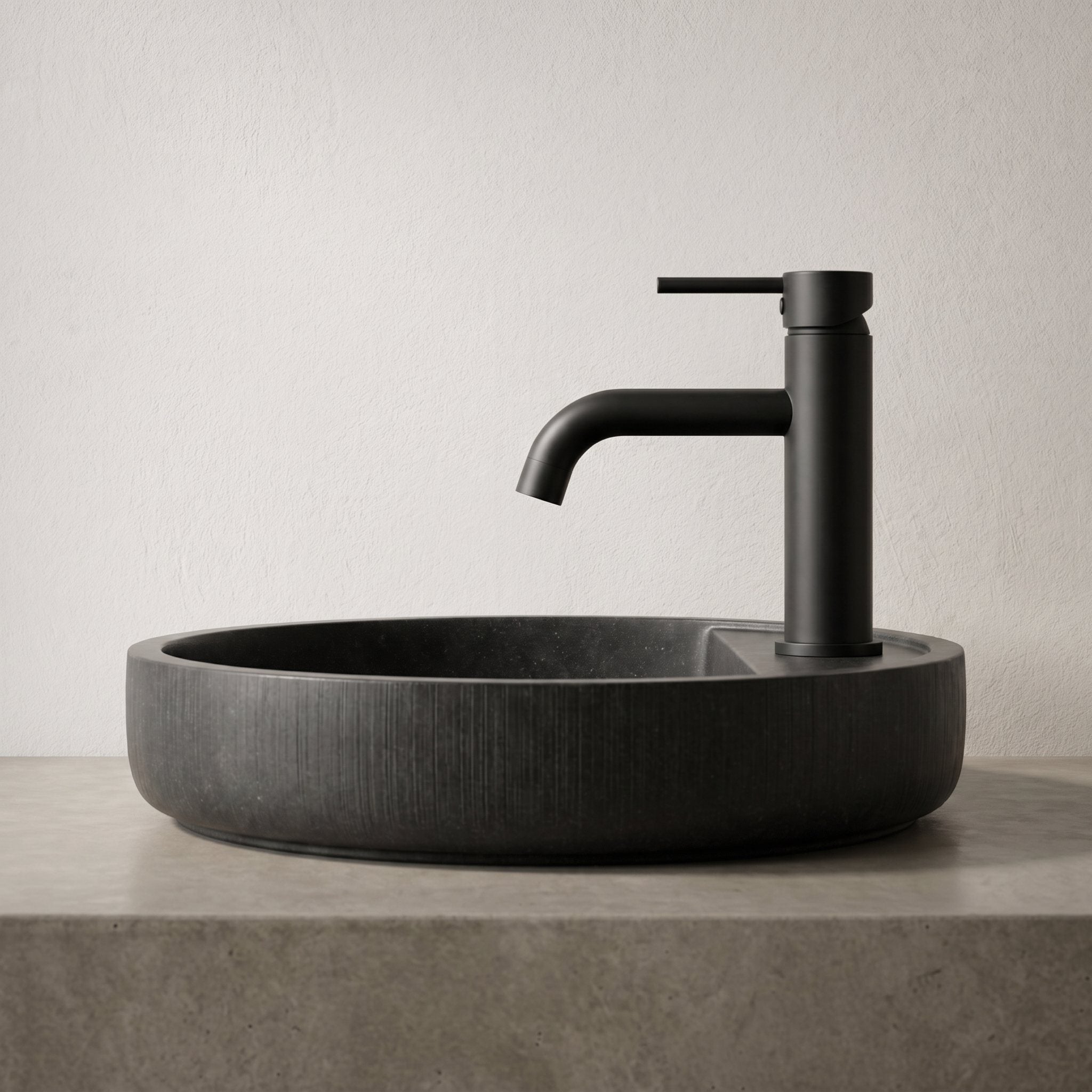 Robinet lavabo Dora Noir Mat modèle standard vu de profil près d'une vasque à poser