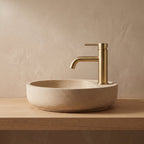 Robinet lavabo Dora Or Brossé modèle standard vu de profil sur une vasque en grès