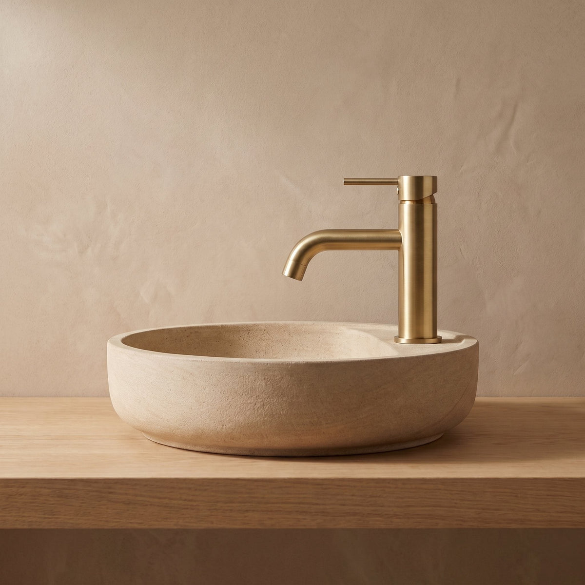 Robinet lavabo Dora Or Brossé modèle standard vu de profil sur une vasque en grès