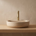 Robinet lavabo Dora Or Brossé modèle standard vu de face derrière une vasque à poser