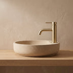 Robinet lavabo Dora Or Brossé modèle standard vu de profil près d'une vasque à poser
