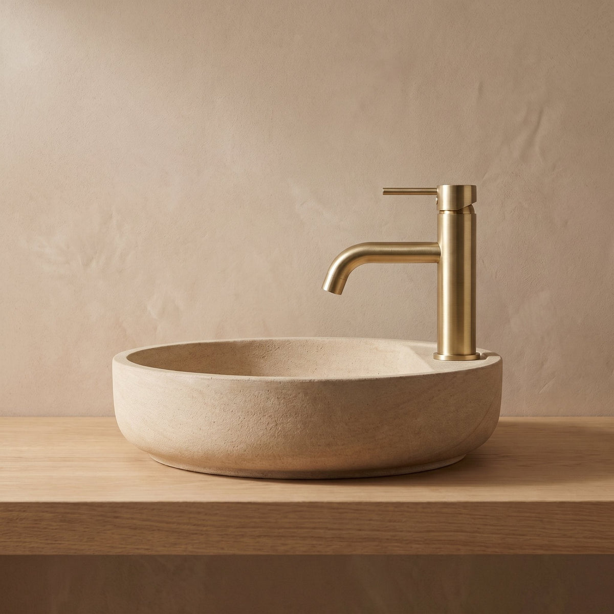Robinet lavabo Dora Or Brossé modèle standard vu de profil près d'une vasque à poser