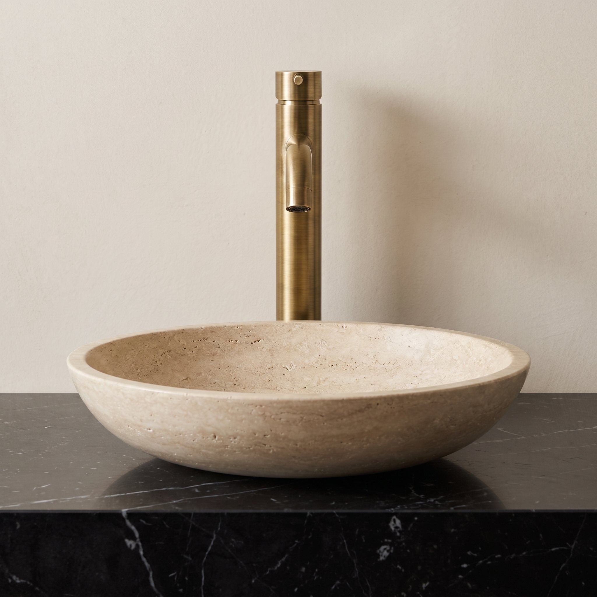 Robinet lavabo Dora Or Antique modèle haut vu de face derrière une vasque à poser