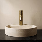 Robinet lavabo Dora Or Antique modèle standard vu de face derrière une vasque à poser