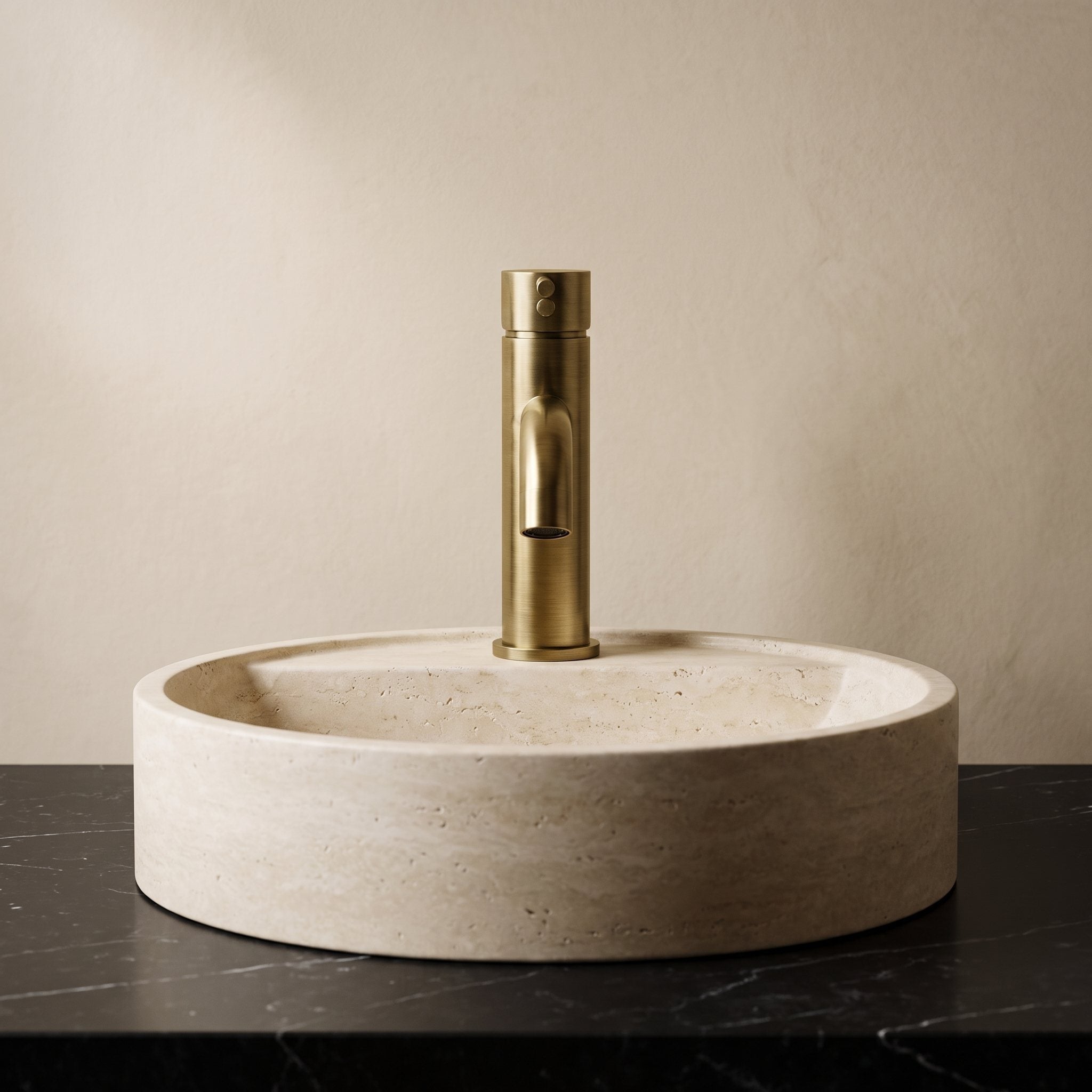 Robinet lavabo Dora Or Antique modèle standard vu de face derrière une vasque à poser