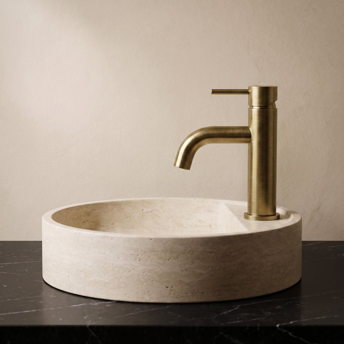 Robinet lavabo Dora Or Antique modèle standard vu de profil près d'une vasque à poser