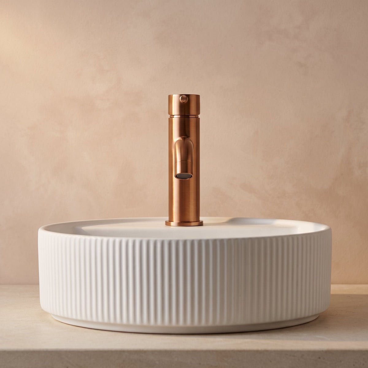 Robinet lavabo Dora Or Rose Brossé modèle standard vu de face derrière une vasque à poser