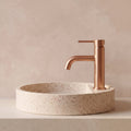 Robinet lavabo Dora Or Rose Poli modèle standard vu de profil près d'une vasque à poser