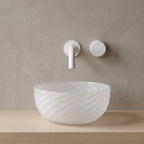 Robinet mural encastrable Linea blanc mat dans une salle de bain épurée