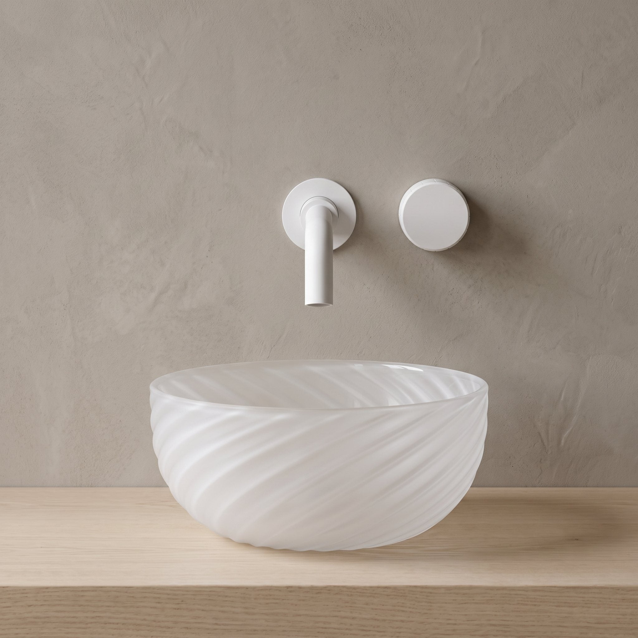 Robinet mural encastrable Linea blanc mat dans une salle de bain épurée