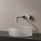 Robinet mural encastrable Linea chrome dans une salle de bain épurée