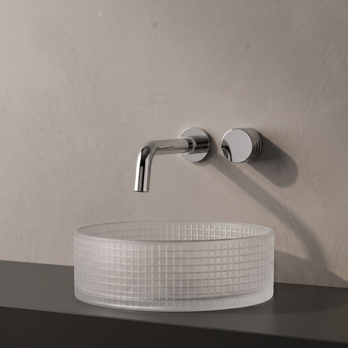 Robinet mural encastrable Linea chrome dans une salle de bain épurée
