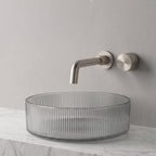 Robinet mural encastrable Linea nickel brossé au-dessus d'une vasque à poser