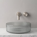Robinet mural encastrable Linea nickel brossé dans une salle de bain épurée