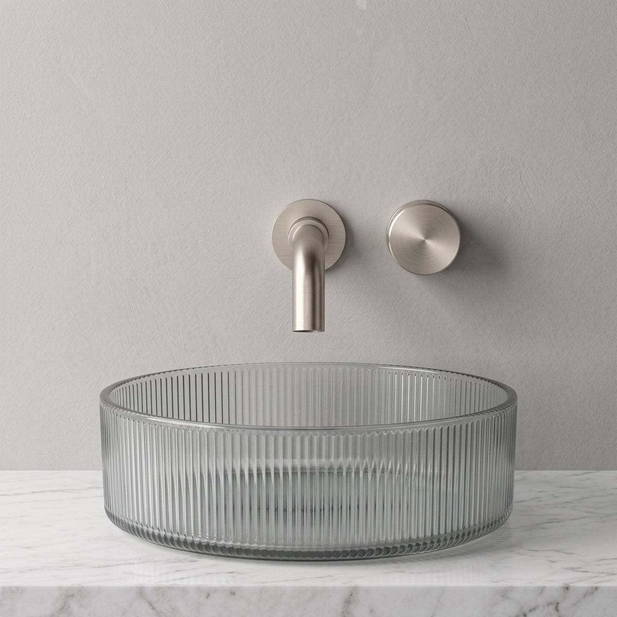 Robinet mural encastrable Linea nickel brossé dans une salle de bain épurée