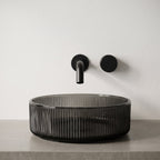 Robinet mural encastrable Linea noir mat dans une salle de bain épurée
