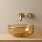 Robinet mural encastrable Linea or brossé dans une salle de bain épurée