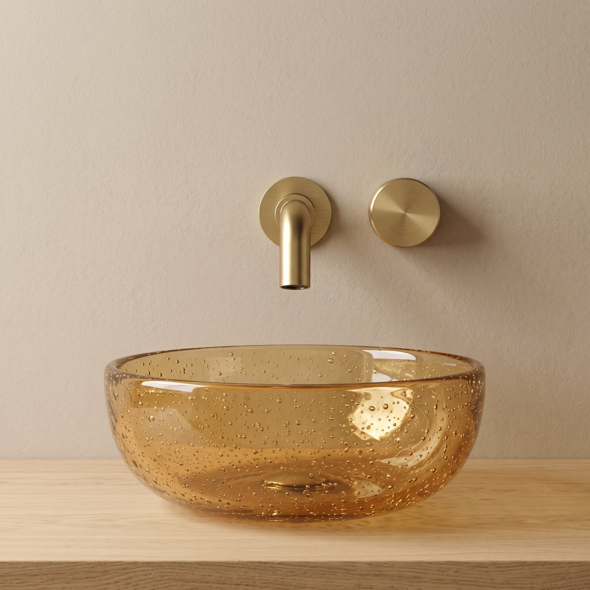 Robinet mural encastrable Linea or brossé dans une salle de bain épurée