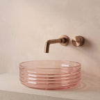 Robinet mural encastrable Linea or rose brossé au-dessus d'une vasque à poser