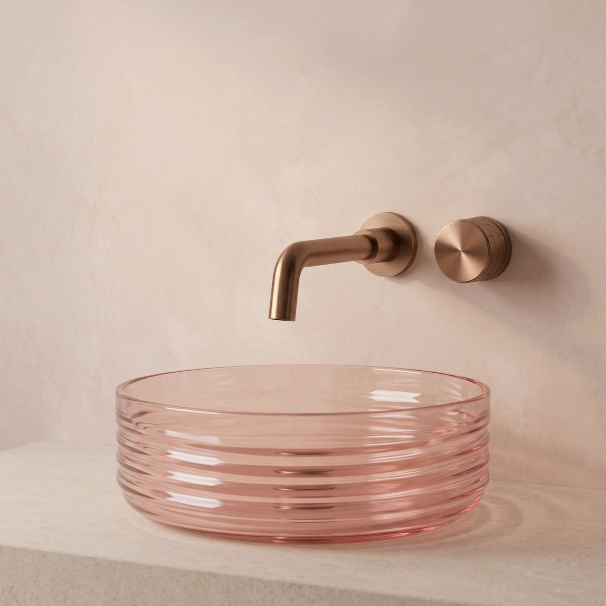 Robinet mural encastrable Linea or rose brossé au-dessus d'une vasque à poser