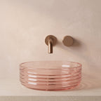 Robinet mural encastrable Linea or rose brossé dans une salle de bain épurée