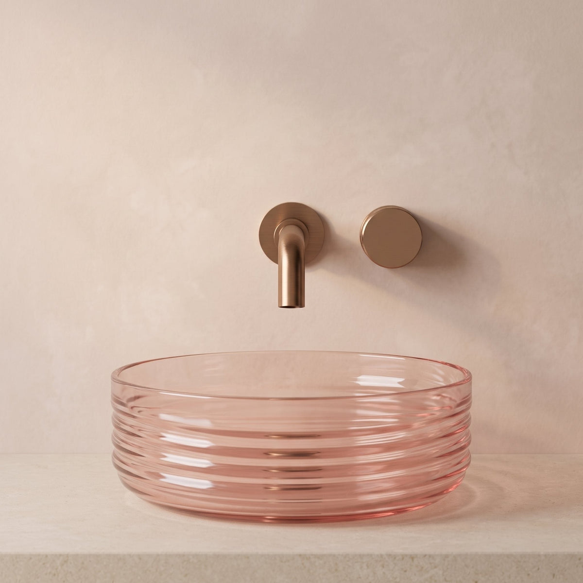 Robinet mural encastrable Linea or rose brossé dans une salle de bain épurée