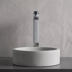 Robinet lavabo Metra Chrome Poli modèle haut vu de face derrière une vasque à poser